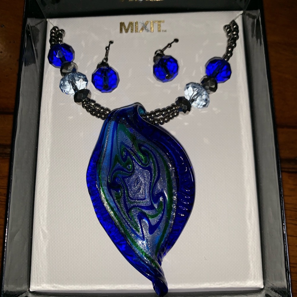 Blue necklace with earrings
